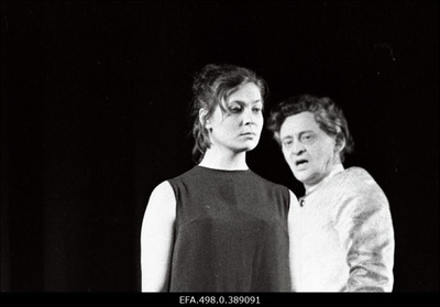 Stseen J. Anouilhi näidendist "Antigone" Noorsooteatris Mikk Mikiveri lavastuses. Antigone – Iivi Lepik, Kreon – Jüri Järvet.  similar photo