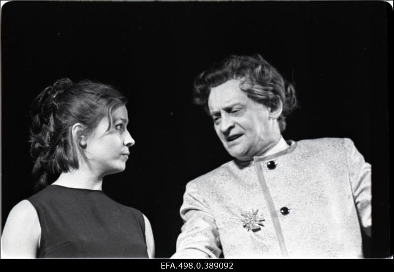 Stseen J. Anouilhi näidendist "Antigone" Noorsooteatris Mikk Mikiveri lavastuses. Antigone – Iivi Lepik, Kreon – Jüri Järvet.