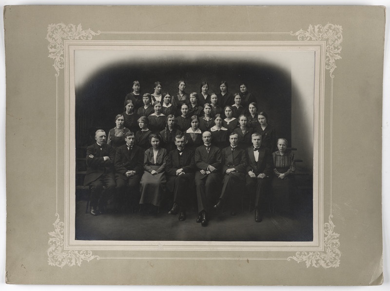foto papil Viljandi Eesti Haridusseltsi kool, Jakobsoni tn 42, grupp sh V. Ormisson, M. Varrik, Th. Koik, J. Lattik, 1917 kevad