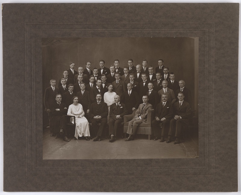 foto papil, Viljandi Poeglaste Gümnaasium, Uueveski tee 1, lõpetajad, 1924, foto J. Riet