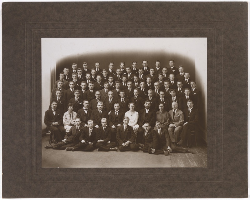 foto papil, Viljandi Poeglaste Gümnaasium, Uueveski tee 1, lõpetajad, 1927, foto J. Riet