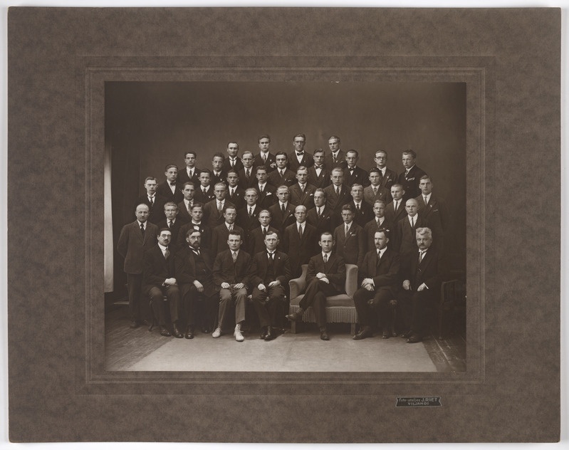 foto papil, Viljandi Poeglaste Gümnaasium, Uueveski tee 1, õpetajad, lõpetajad, 1928, foto J. Riet