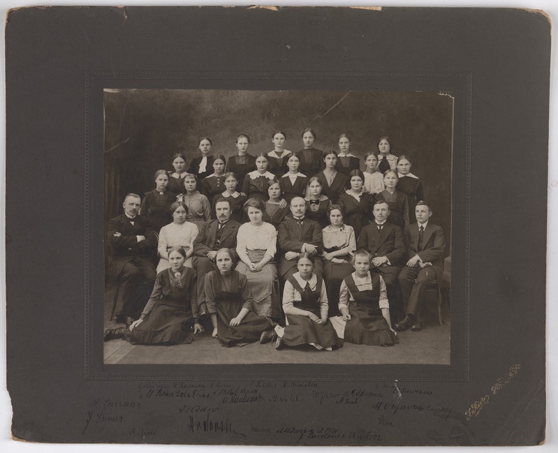 foto papil, Viljandi Eesti Haridusselts, gümnaasium (Jakobsoni tn 42), grupp, II r õpetajad: J. Siimer, A. Jürisson, T. Soosaar, M. Põld, M. Varrik, H. Jürgenstein, Th. Koik, E. Schönberg, 1914, foto J. Riet