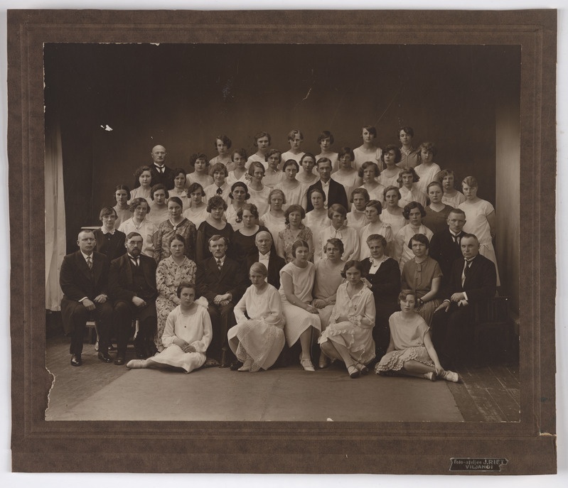 foto papil, Viljandi Eesti Haridusselts, gümnaasium (Jakobsoni tn 42), lõpetajad, u 1930, foto J. Riet