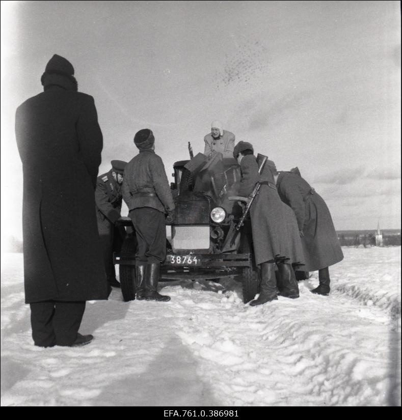 Filmi "Äratus" filmimine. Sulev Luik Linnamehe, Jaan Rekkor Peeter Kängsepa osas, Sergei Tšerkassov I ohvitseri osas ja Kaljo Kiisk Mõistuse Jaani osas. Kinnijäänud veoauto lükkamine.