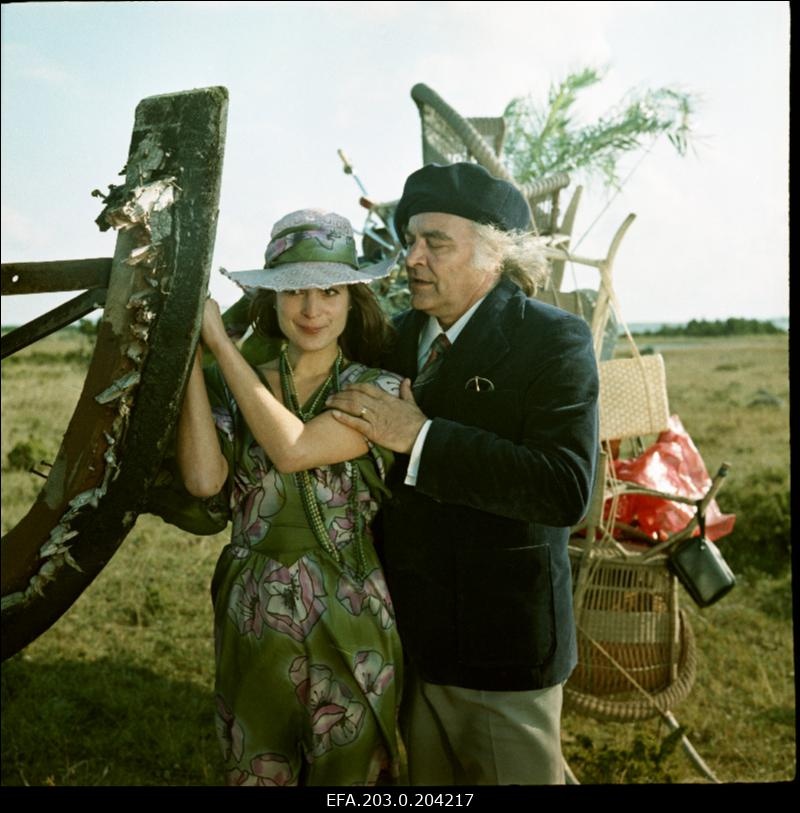 Stseen Tallinnfilmi mängufilmist "Corrida". Värske abielumees Osvald Rass (Rein Aren) ja tema noor naine Ragne (Rita Raave) on saabunud oma uude koju Punalaiule.