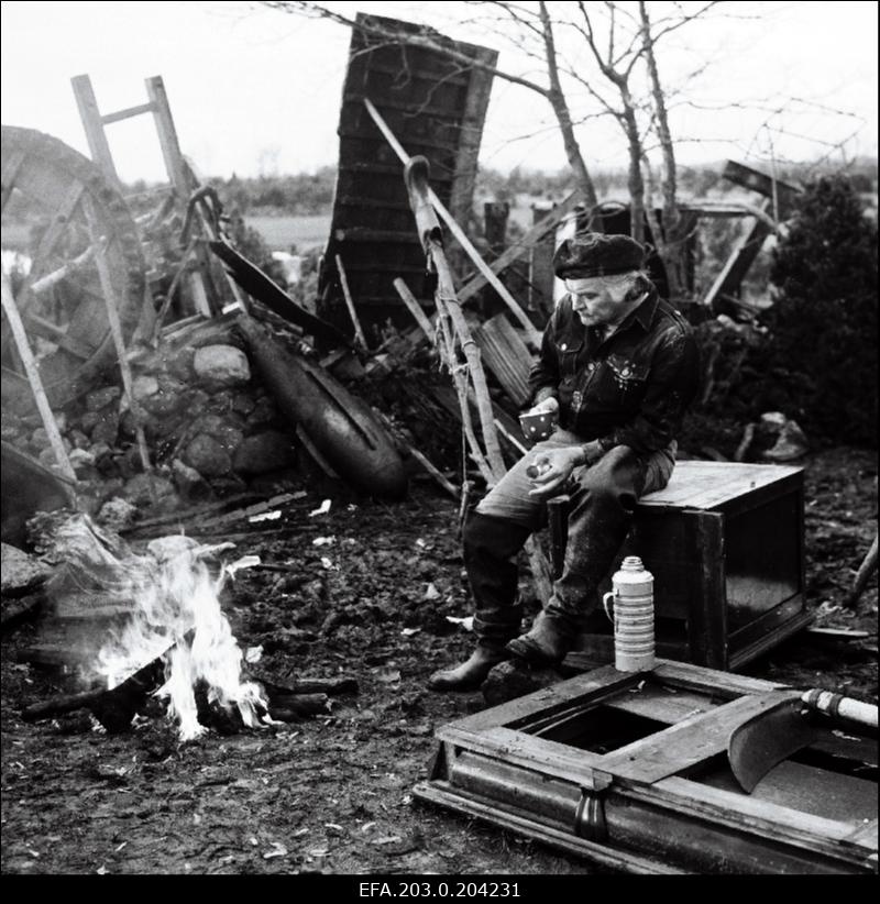 Tallinnfilmi mängufilm "Corrida". Laastatud koduõu. Istub Osvald Rass (Rein Aren).