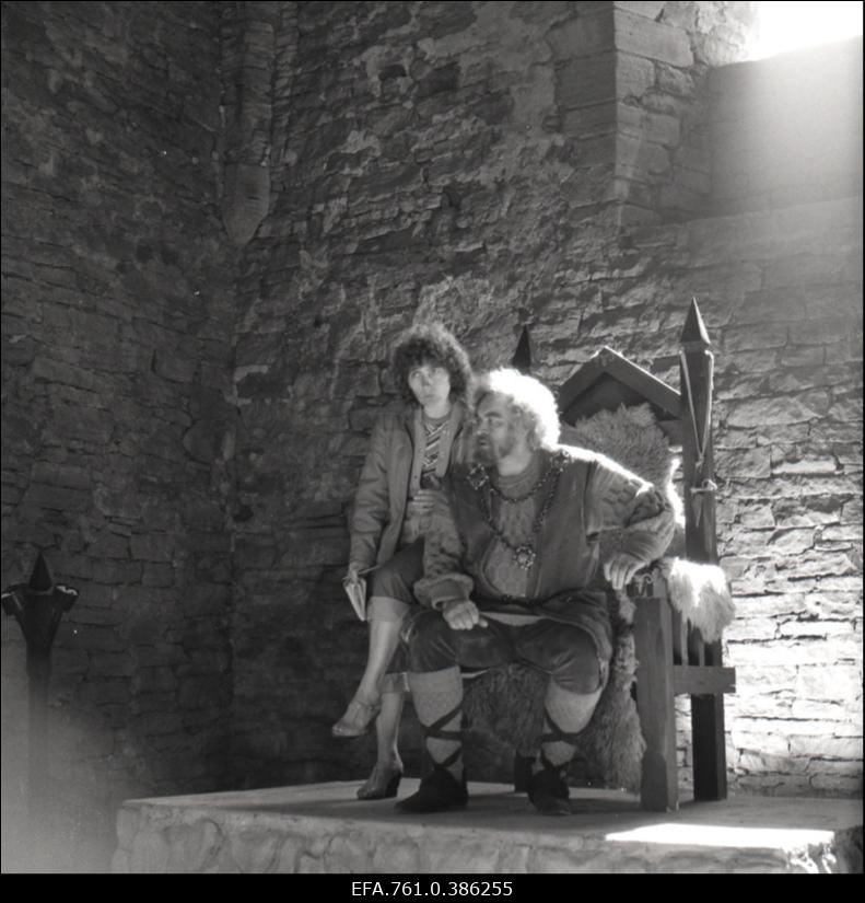 Filmi "Karoliine hõbelõng" filmimine. Rein Aren kuninga osas. Režissöör ja stsenarist Helle Murdmaa.