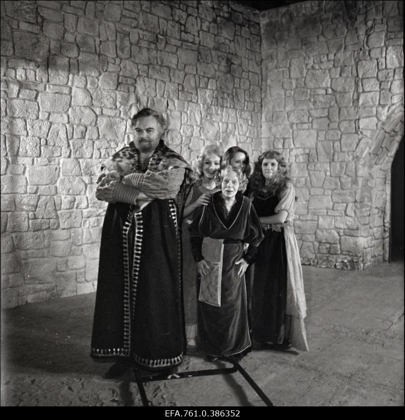 Filmi "Karoliine hõbelõng" filmimine. Rein Aren Kuninga osas. Salme Reek Hoidja osas. Kärt Ulman Ümmardaja osas. Kirstin Loorits Ümmardaja osas. Siiri Sisask Ümmardaja osas.