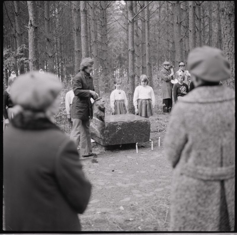 negatiiv, Ants Simmi hauakivi avamine, Kivilõppe, 13.10.1977