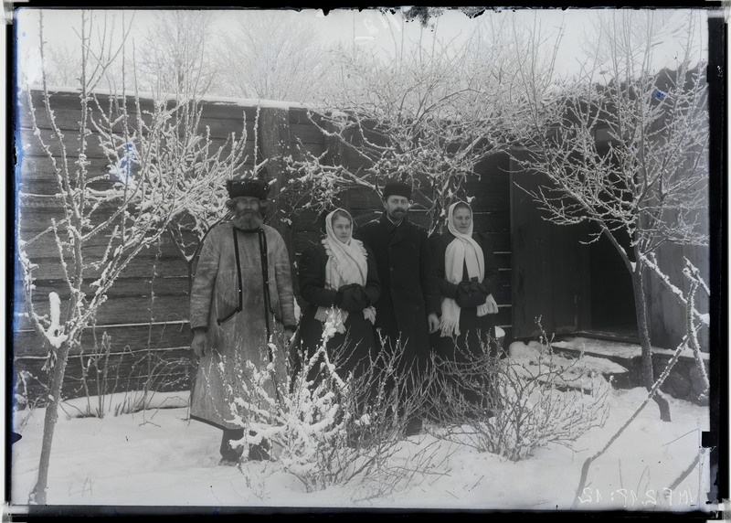 klaasnegatiiv, kaks abielupaari talveriietes, Viljandi, u 1896 ? F J.Riet