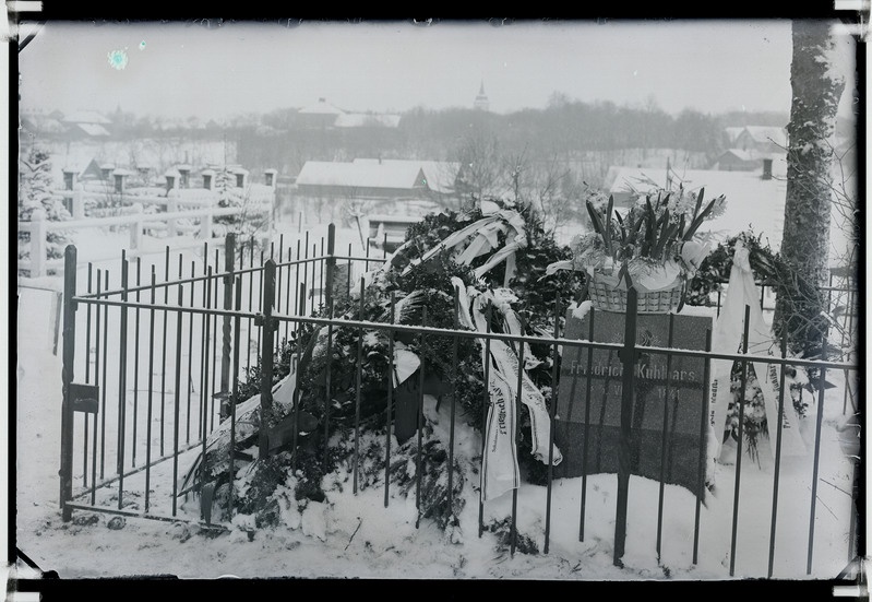 klaasnegatiiv, Friedrich Kuhlbarsi haud, pärjad, Viljandi Vana kalmistu, 1924