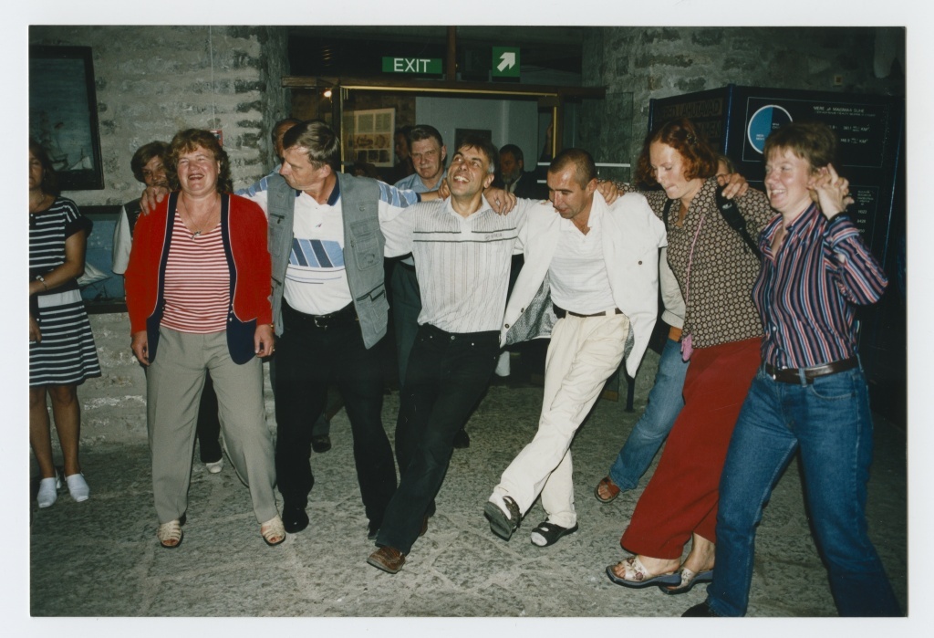 Värvifoto. Külalised tantsimas näituse "Meie mere röövlid" avamisel Paksus Margareetas