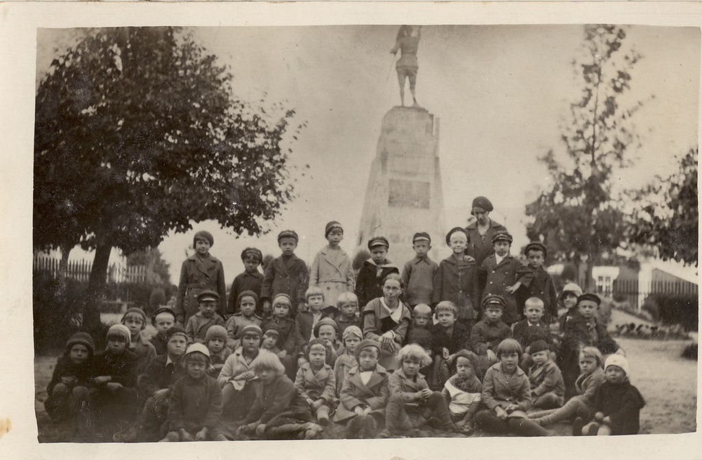 Valga lasteaia lapsed Valga Linnapargis Vabadussõja mälestussamba juures