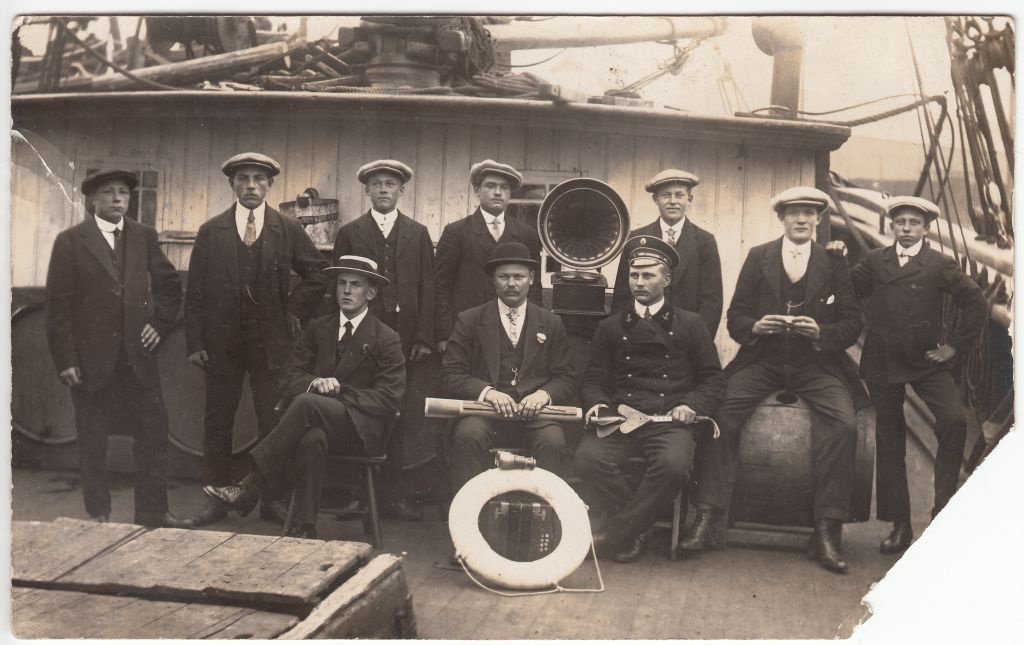 Purjelaeva "David" meeskond laeva tekil, merekooli vormis Hermann Tõnissoo