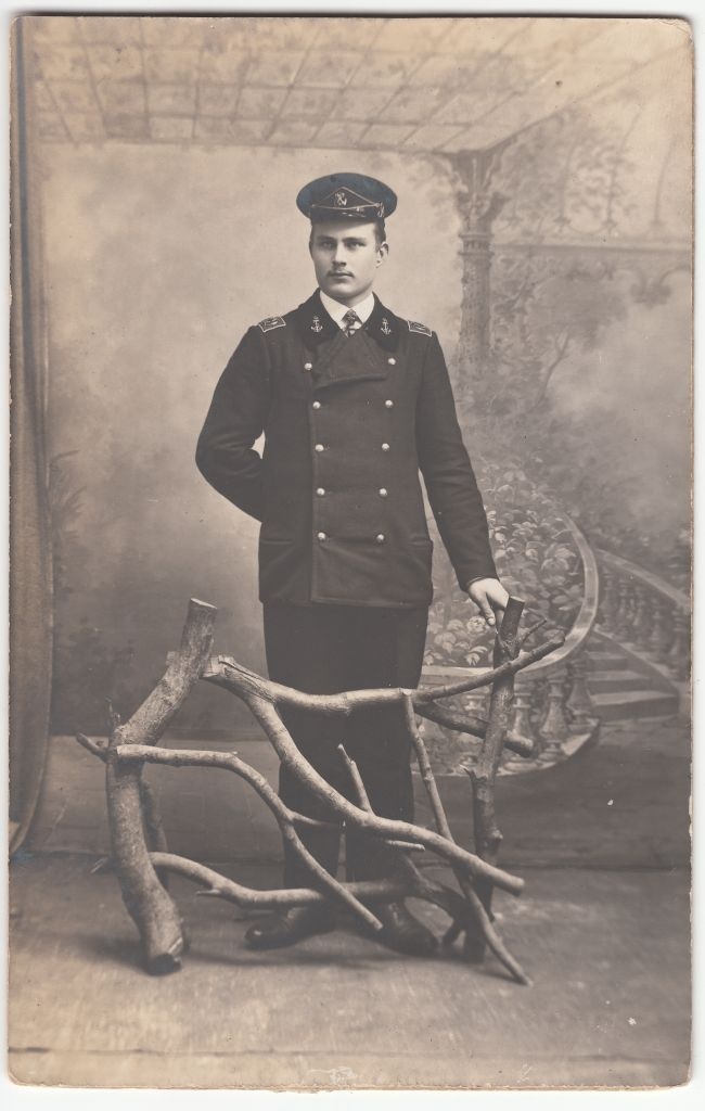 Hermann Tõnissoo Kuressaare merekooli vormis