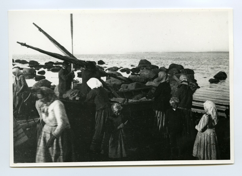 Käsmu kalurinaised ja lapsed rannas paadi juures.
1896
