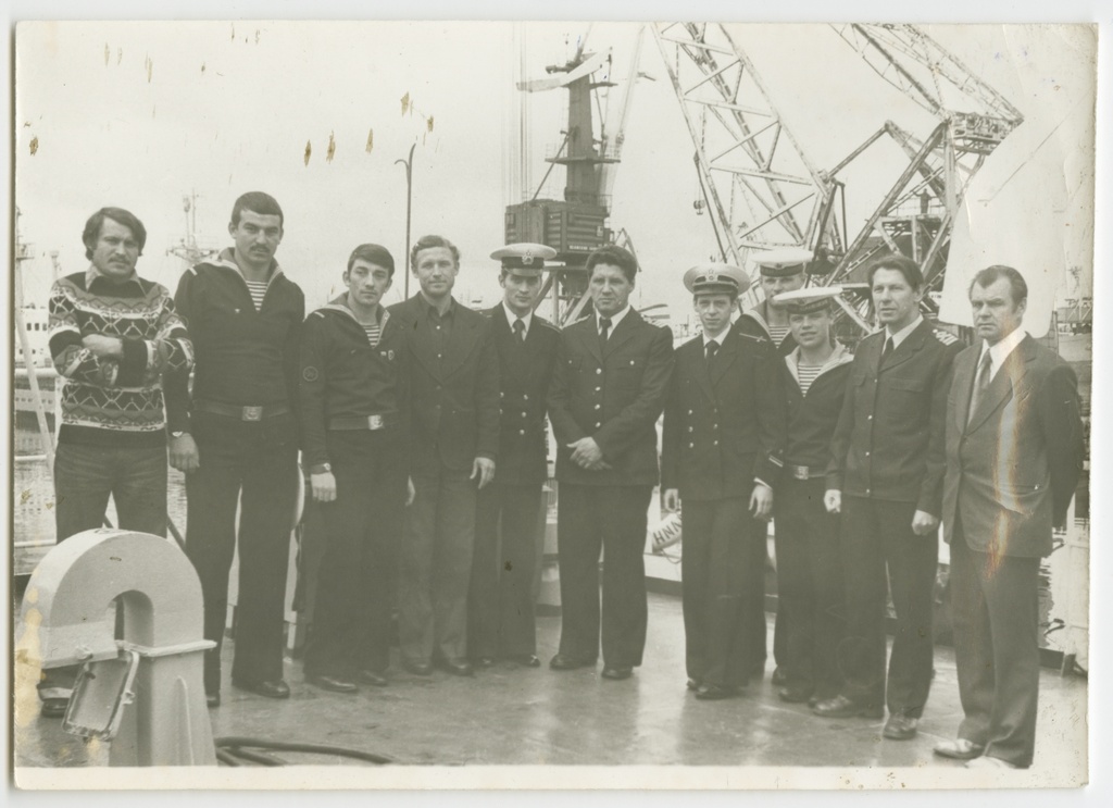 Mootorlaeva "Semjon Rošal" meeskonna kohtumine samanimelise sõjalaeva meeskonnaga.
Grupifoto.
1978