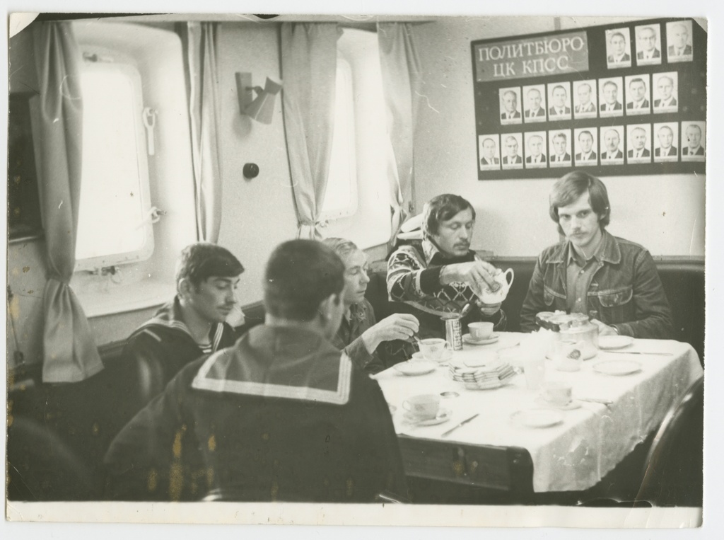 Mootorlaeva "Semjon Rošal" meeskonna kohtumine samanimelise sõjalaeva meeskonnaga.
Ühine tee/kohvijoomine laeva pardal.
1978