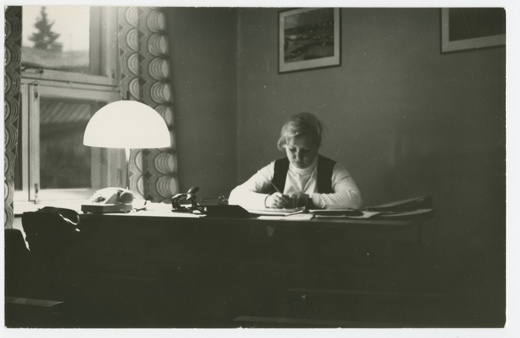 Alla Barslaja - Pärnu Õppekursuste Kombinaadi direktori asetäitja õppealal - oma kabinetis kirjutuslaua taga töötamas