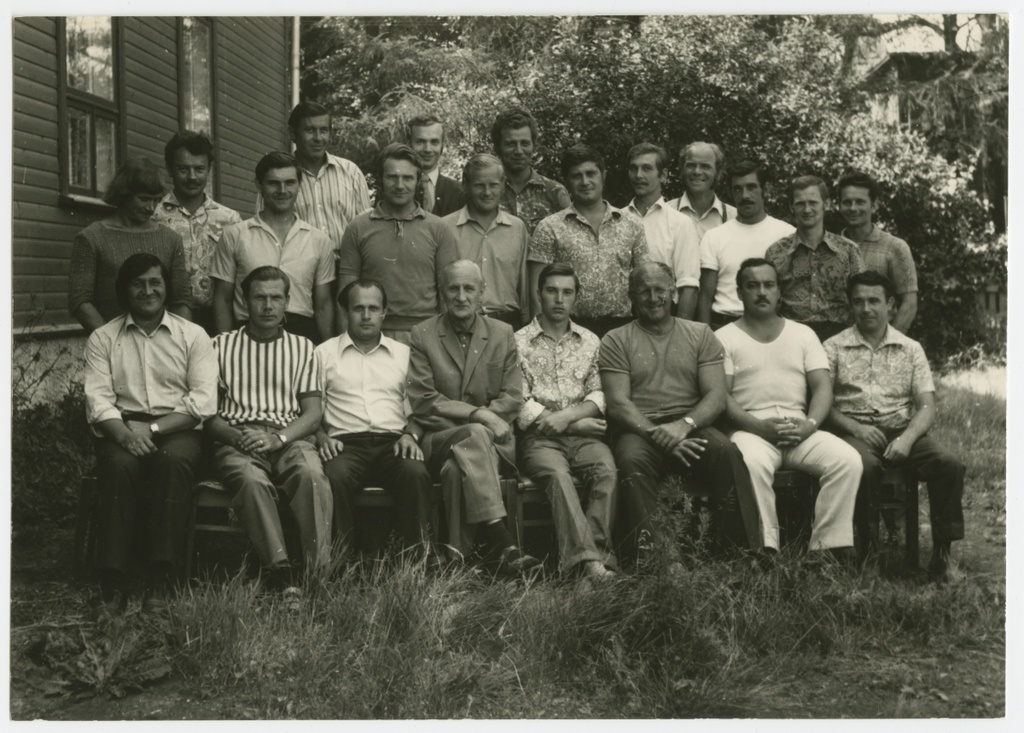 Pärnu Õppekursuste Kombinaadi laevajuhtide kursuste lõpetajad. Grupifoto.
Juuli 1973