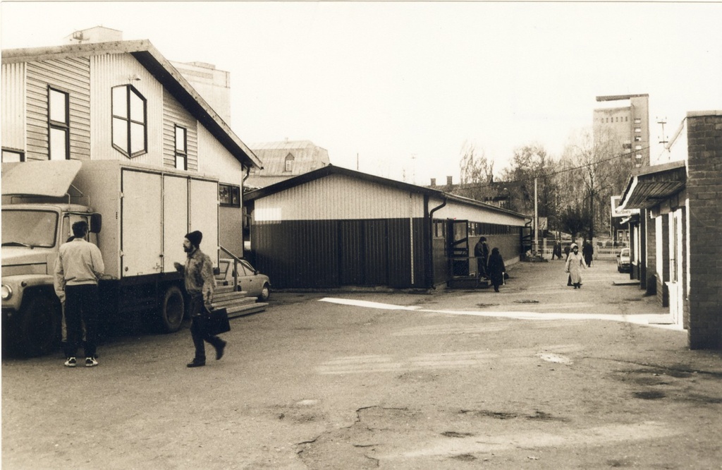 Turul asuvad tööstus- ja toidukaupade hallid