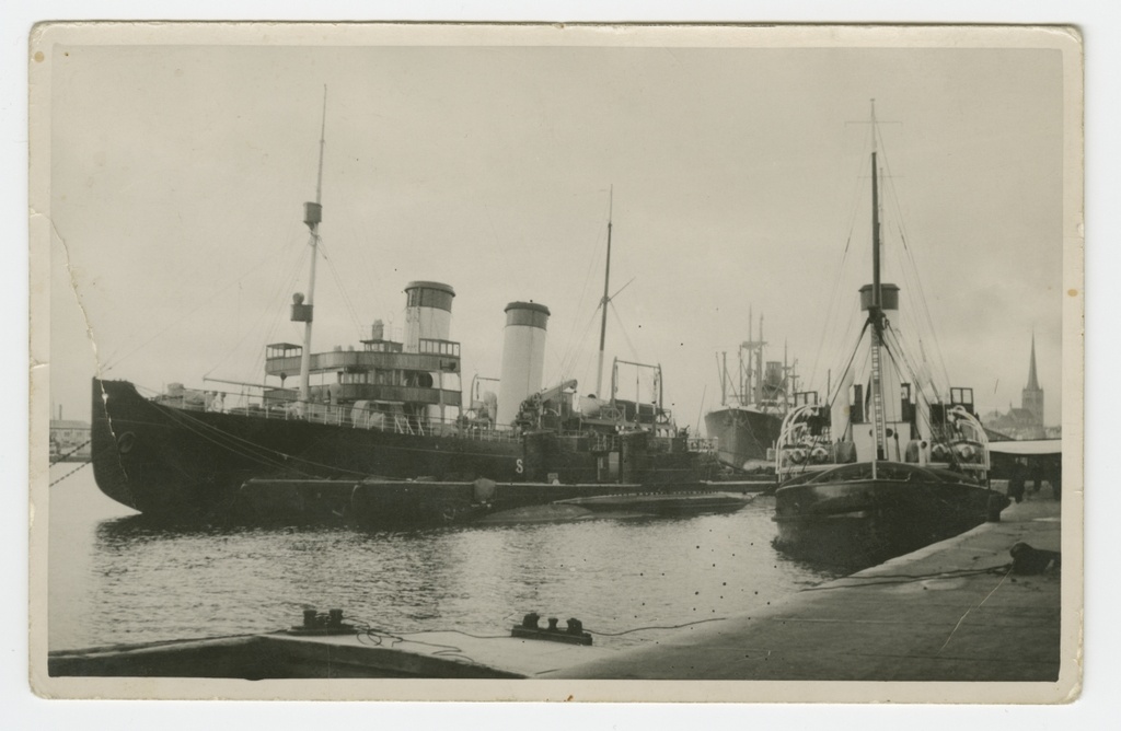 Jäämurdja "Suur Tõll" Tallinna sadamas, tema kõrval seisavad allveelaevad "Lembit" ja "Kalev"