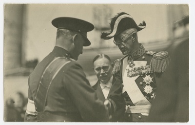 Fotopostkaart. Rootsi kuningas Gustav V Tallinna saabumisel kätlemas kindral Laidoneriga, tagaplaanil riigivanem Rei  duplicate photo