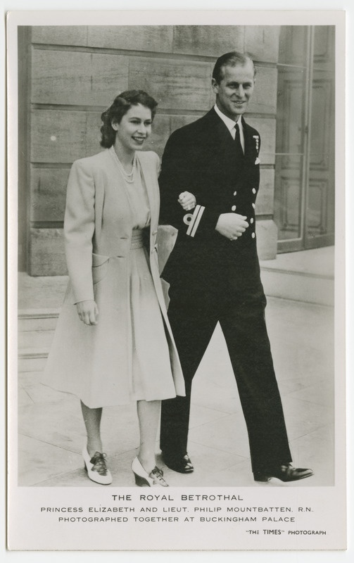 Inglismaa. London. Kuninglik kihlus. Printsess Elizabeth ja Philip Mountbatten Buckinghami palee ees