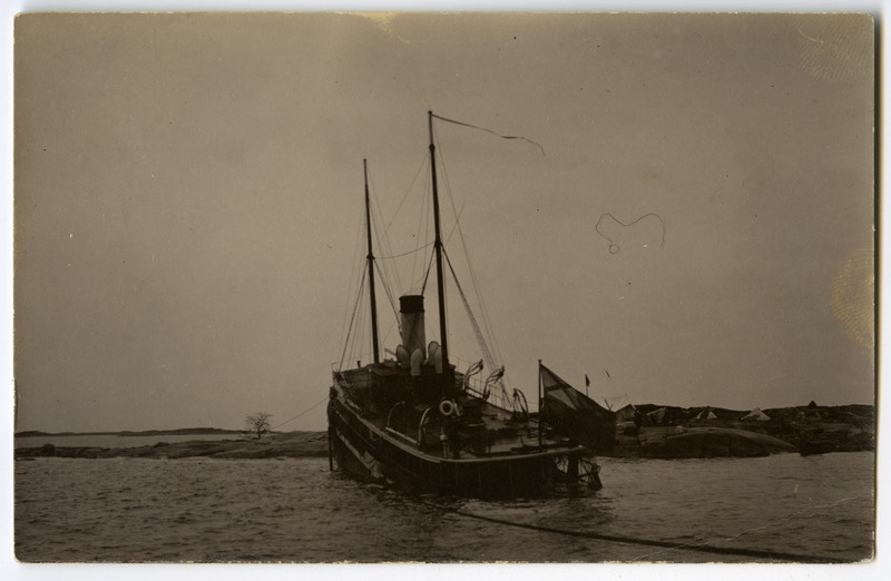 Vedurlaev "Opisnoi" kaldalähedases vees