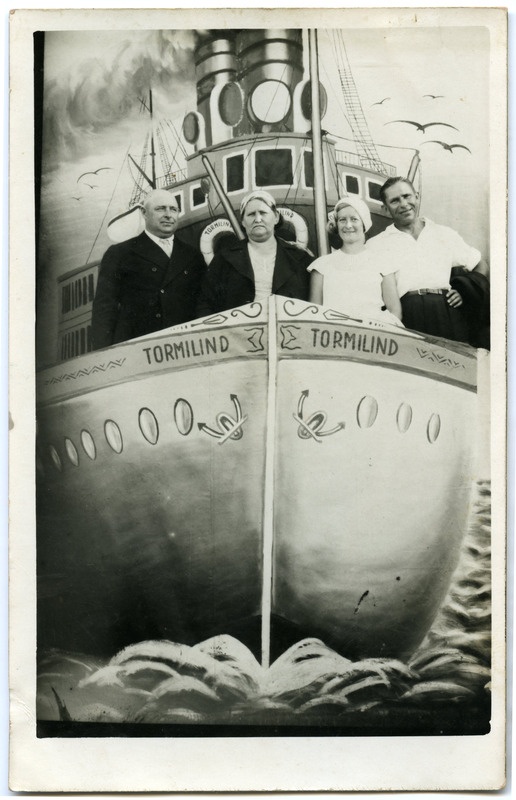 Ateljeefoto. Mihkel Meremaa (end Moonson) koos naisega grupifotol butafoorsel laeval