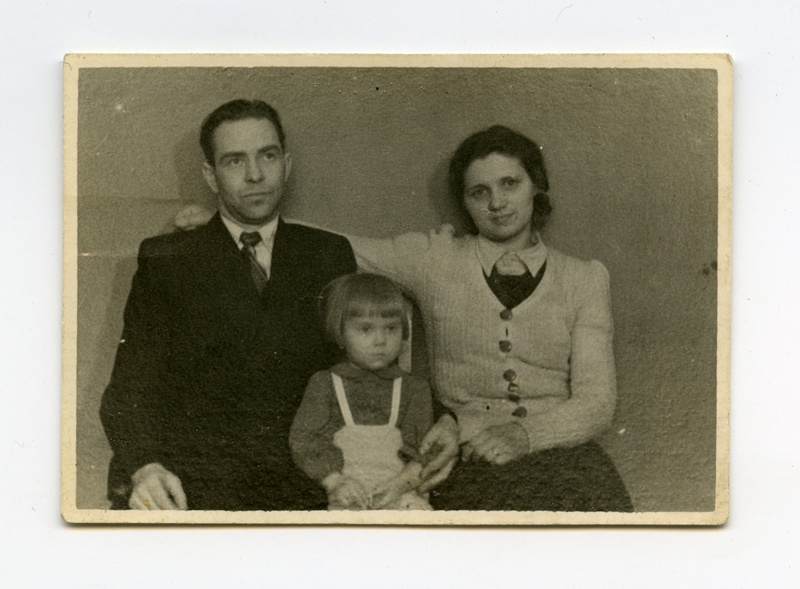 Teja Tiitus koos abikaasa Ana ja tütrega Tallinna Mereklubis.
1.01.1941