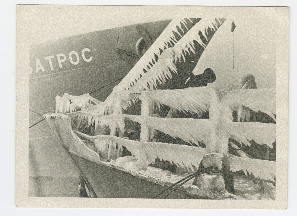 Vaade laeva jääga kaetud reelingule