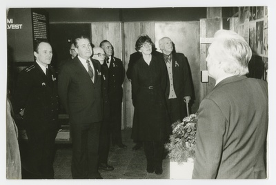 Eesti Riikliku Meremuuseumi 50.aastapäev : Näituse "Meremuuseumi varasalvest" avamine (vasakult) : G.Rosenberg, Hamlet Tiits, Karl Leemet, Paul Rohtlaan, Helgi Põllo, Rudolf Remmelt, Ants Pärna.
30.01.1985  similar photo