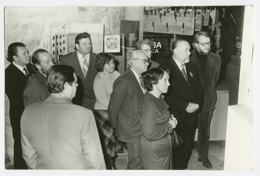 Eesti Riikliku Meremuuseumi 50.aastapäev : Näituse "Meremuuseumi varasalvest" avamine : külalised tutvuvad näitusega.
30.01.1985