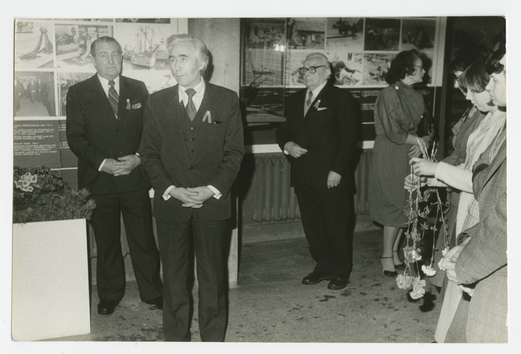 Eesti Riikliku Meremuuseumi 50.aastapäev : Näituse "Meremuuseumi varasalvest" avamine : (vasakult) Hamlet Tiits, Ants Pärna, Elmar Anniko, Aino Toppi (kunstnik).
30.01.1985