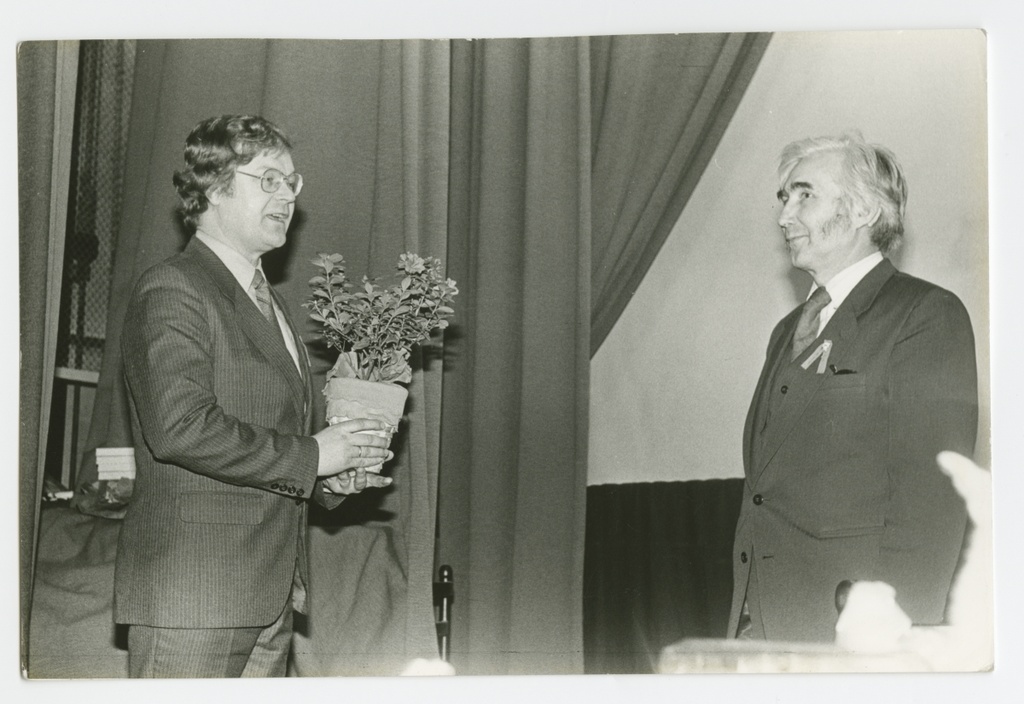 Eesti Riikliku Meremuuseumi 50. aastapäevale pühendatud teaduskonverents Tallinna Mereklubis (Uus-Sadama 14): õnnitleb Eesti Spordimuuseumi direktor Enn Mainla, paremal meremuuseumi direktor Ants Pärna.
30.01.1985