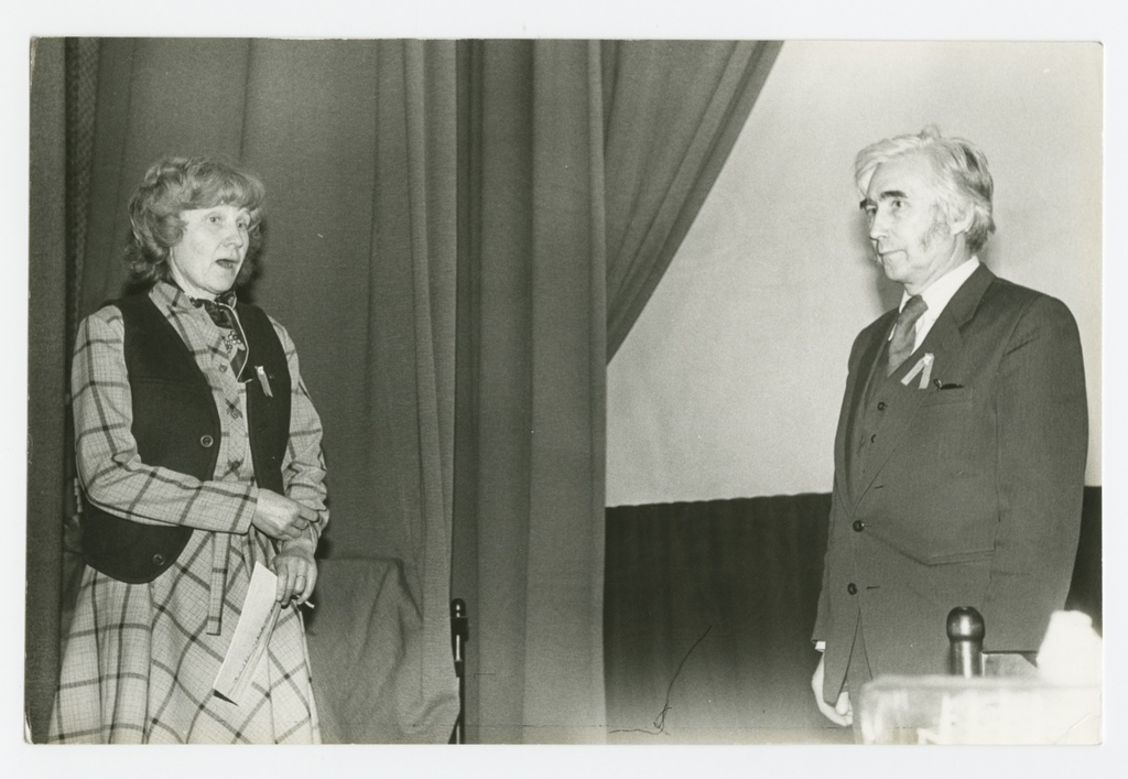 Eesti Riikliku Meremuuseumi 50. aastapäevale pühendatud teaduskonverents Tallinna Mereklubis (Uus-Sadama 14): õnnitleb Põllumajandusmuuseumi peavarahoidja Ildike Jaagosild, paremal meremuuseumi direktor Ants Pärna.
30.01.1985