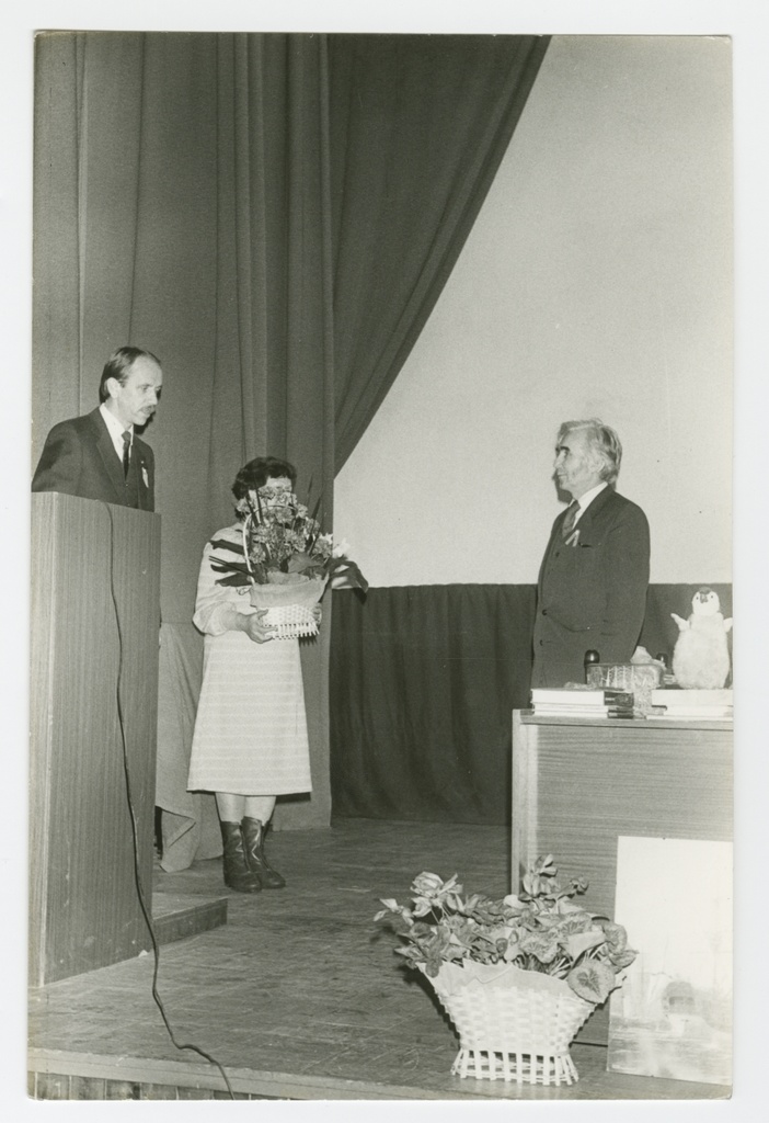 Eesti Riikliku Meremuuseumi 50. aastapäevale pühendatud teaduskonverents Tallinna Mereklubis (Uus-Sadama 14) : õnnitlevad (vasakult) S.M.Kirovi-nim. Näidiskalurikolhoosi muuseumi direktor Peeter Ugand ja peavarahoidja Illa Kuslap, paremal meremuuseumi direktor Ants Pärna.
30.01.1985