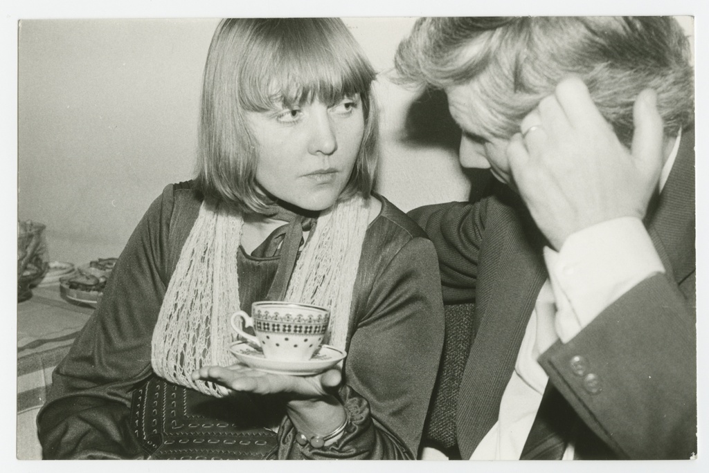 Eesti Riikliku Meremuuseumi 50. aastapäevale pühendatud teaduskonverentsile järgnenud hilisõhtune pidu Paksus Margareetas, meremuuseumi puhkeruumis. Istuvad(vasakult) Virve Tuubel ja Olev Leino.
30.01.1985