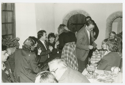 Eesti Riikliku Meremuuseumi 50. aastapäevale pühendatud teaduskonverentsile järgnenud hilisõhtune pidu Paksus Margareetas, meremuuseumi puhkeruumis. Vaade pidulistele : vasakult istuvad Ivar Leimus, Evald Kalam, Reet Piiri, Enn Mainla, Vaike Raudsepp; seisavad Katrin Sepalaan (seljaga), Vello Lõugas; tagant paremalt istuvad Erik Lätti, Juta Kornav, Virve Tuubel, Olev Leino, Maido Limbak  similar photo