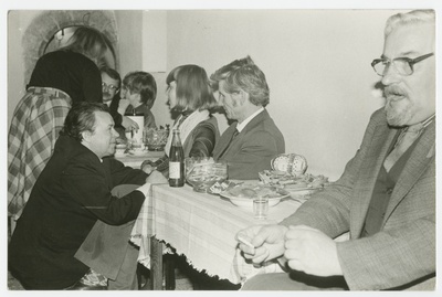 Eesti Riikliku Meremuuseumi 50. aastapäevale pühendatud teaduskonverentsile järgnenud hilisõhtune pidu Paksus Margareetas, meremuuseumi puhkeruumis. Istuvad (paremalt) : Maido Limbak, Olev Leino, Virve Tuubel, Juta Kornav, Erik Lätti, kükitab Heinrich Mosolainen, seljaga Katrin Sepalaan.
30.01.1985  similar photo