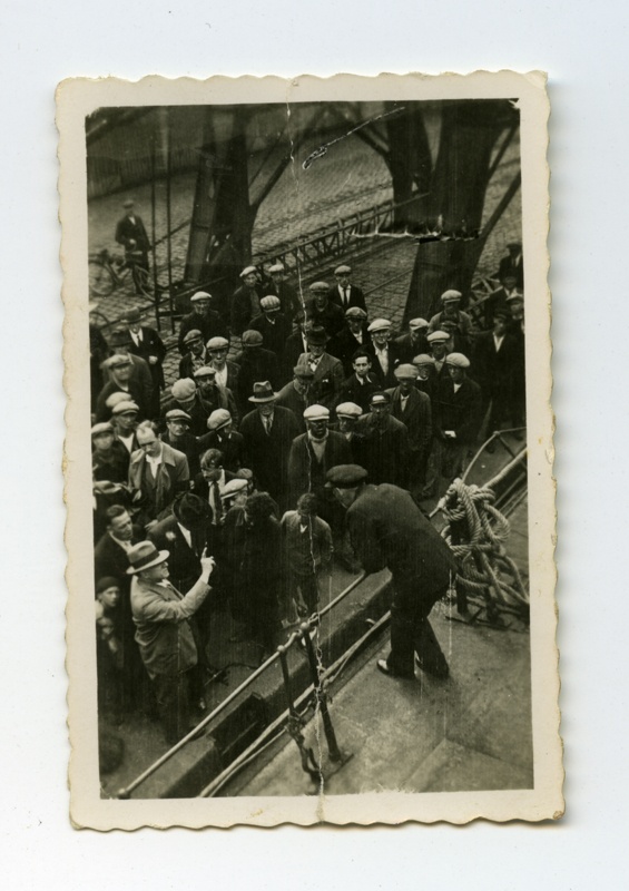 Kapten Feldbach rääkimas Hollandi Schiedami sadamas rahvale aurulaeva "Kajak" kahjustustest Põhjamere tormis.