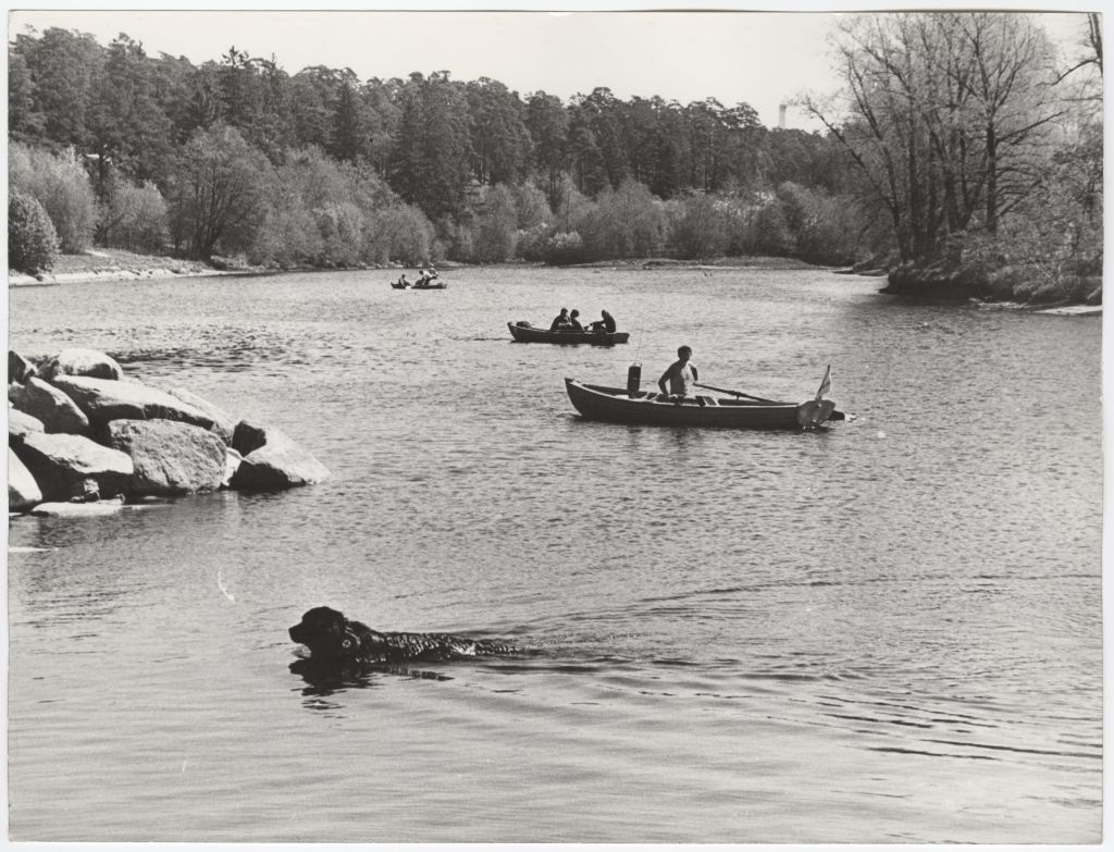 Vetelpäästjate valvepost Pirita jõel - vetelpääsja aerupaadis.
1978