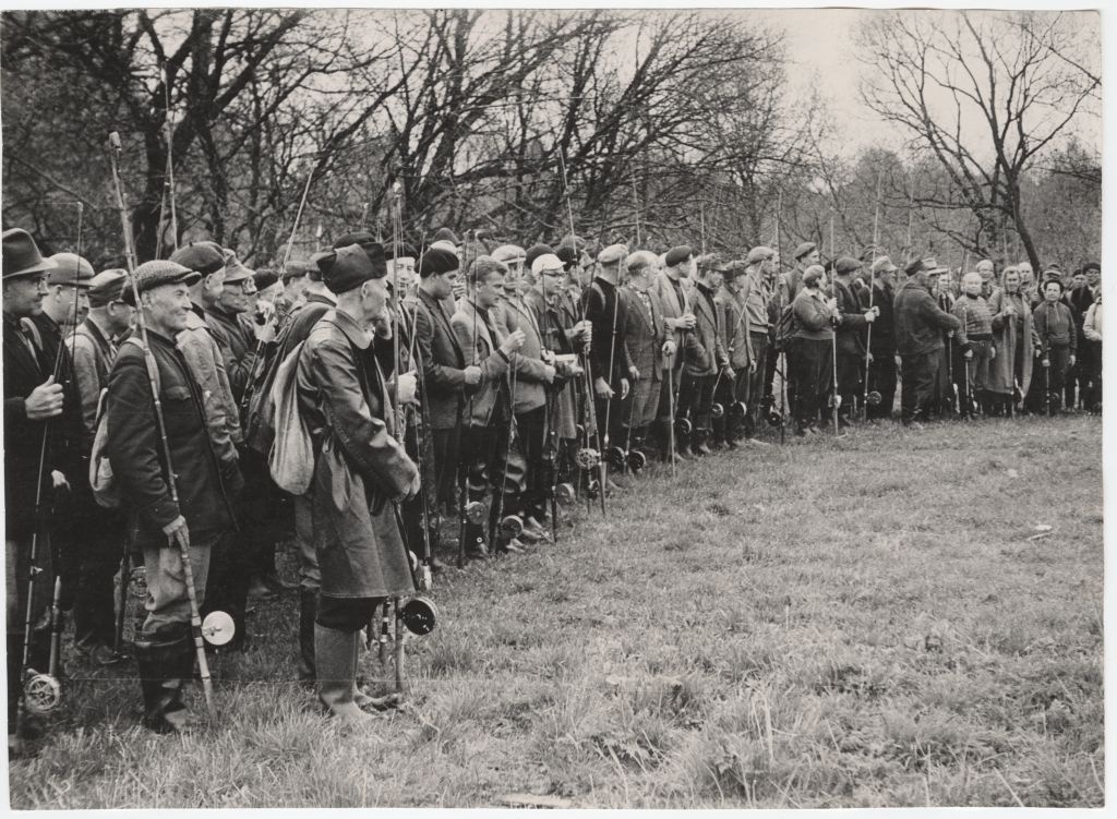 Eesti NSV Kalastajate Seltsi Tallinna Klubi kalapüügivõistlused Pirital. Osalejate rivistus enne võistluse algust. Grupifoto