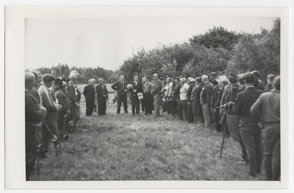 VSÜ "Kalev" Tallinna Kalaspordi klubi ja Soome Kalastajate Keskuse liikmete kokkutulek Pirita jõe käärus.
1968