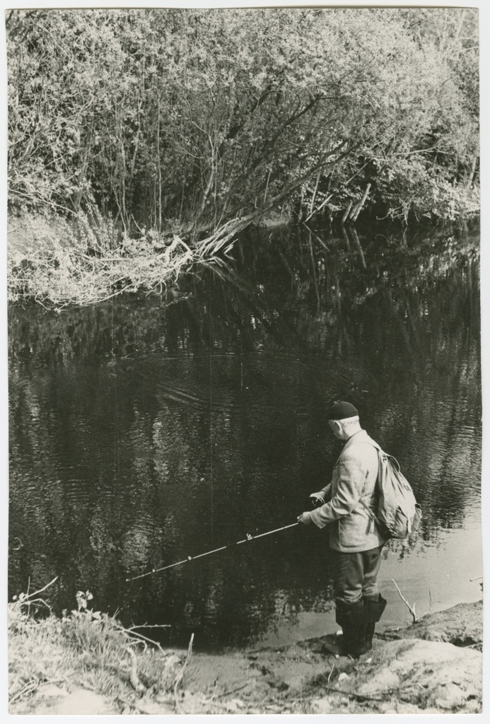 Eesti NSV Kalastajate Seltsi Tallinna Klubi liige Voldemar Meigas Pirita jõel kala püüdmas.
1974