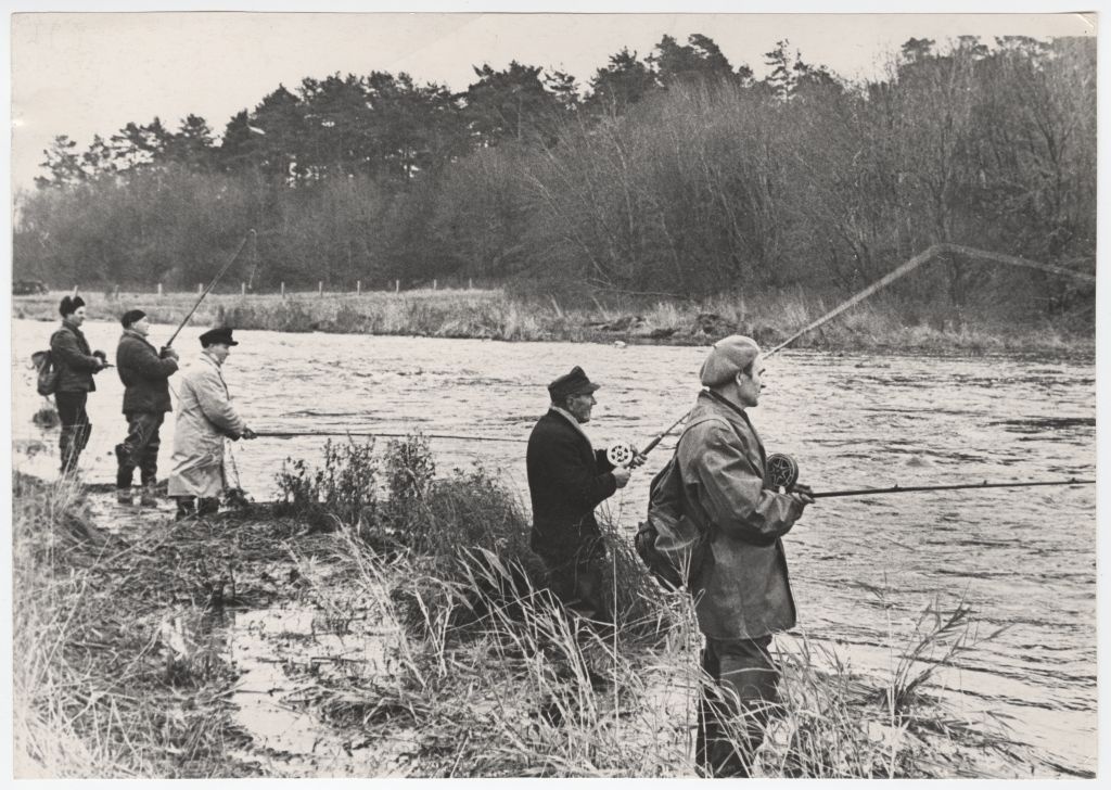 Eesti NSV Kalastajate Seltsi Tallinna Klubi liikmed Pirita jõe kaldal kalastamas.
1974