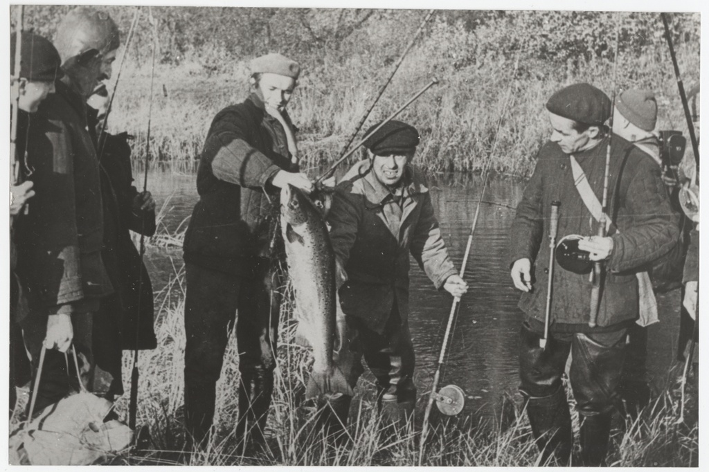 Eesti NSV Kalastajate Seltsi Tallinna Klubi liikmed Pirita jõel kalastamas. Kõigi pilgud püütud suurel kalal.
1974