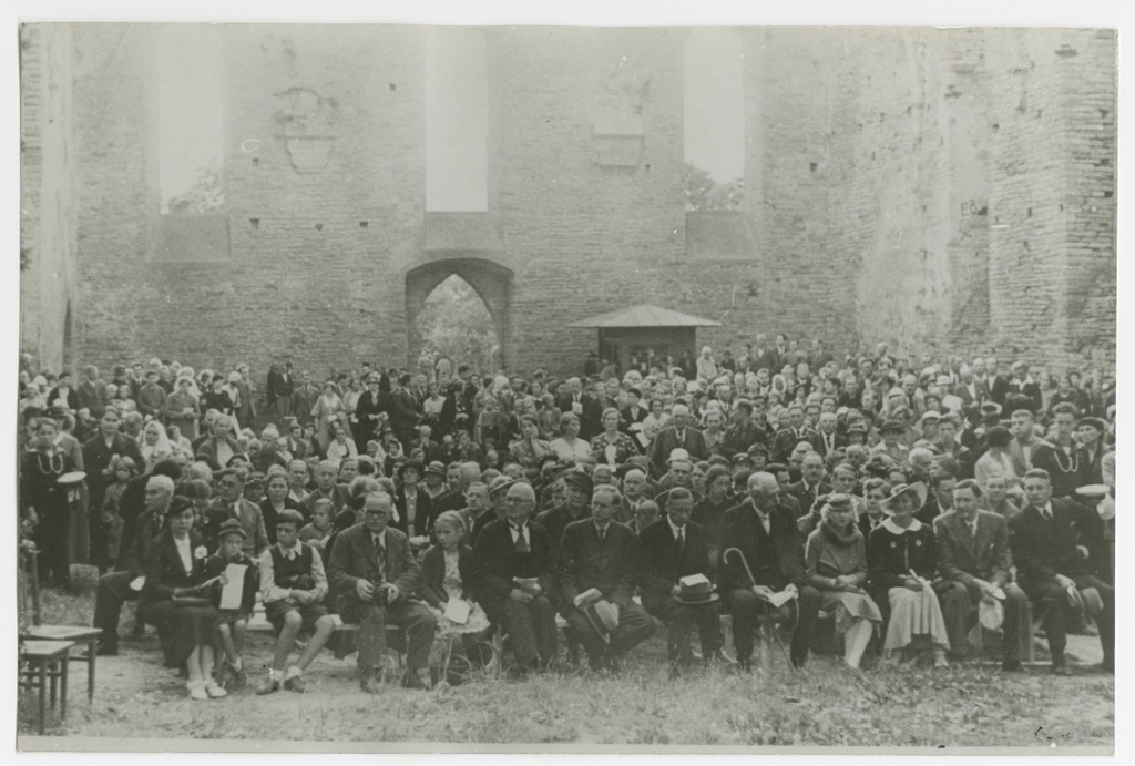 Pirita kloostri 500. juubeli tähistamine kloostri varemetes. 
15.08.1936
